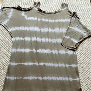 Bailey 44, tye-dye, 3/4 length, cold shoulder, pale moss green & white top